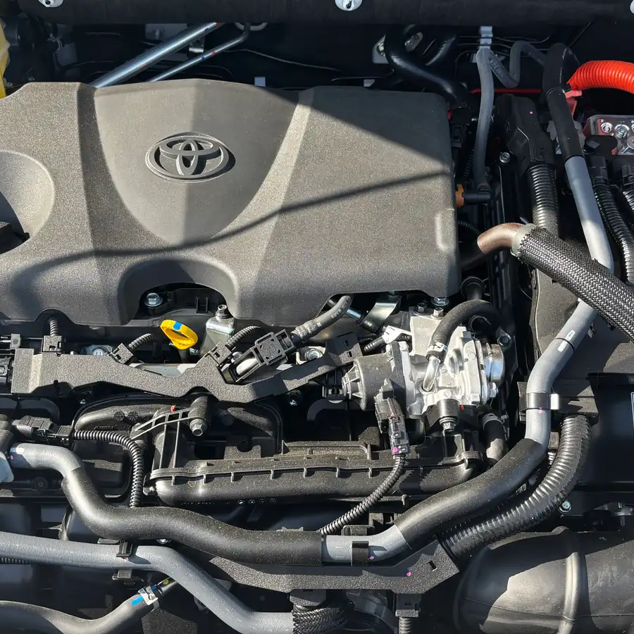 Cofre de motor híbrido e turbo com cabos de alta tensão laranja e conjunto propulsor em Campinas
